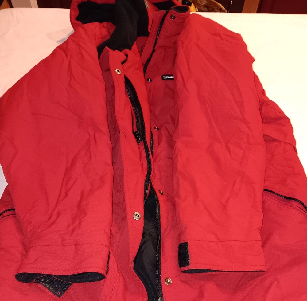 Unisex coat size M/L red in great condition great price a,must have no size labe
